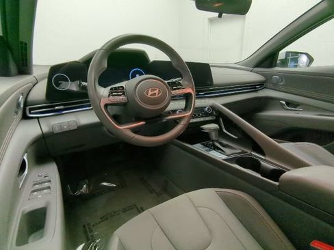 Used 2025 Hyundai Elantra SEL FWD image 24