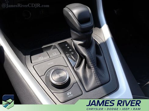 Used 2025 Toyota RAV4 XLE AWD/4WD image 35