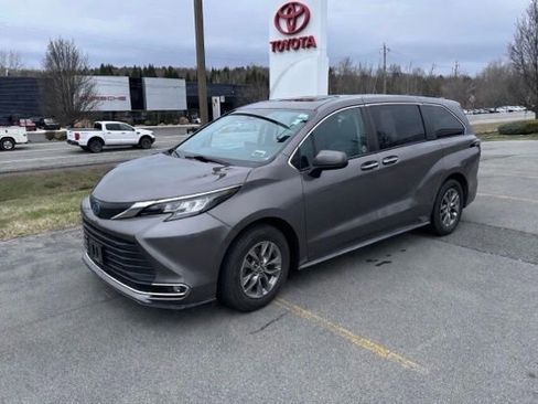 Used 2021 Toyota Sienna XLE image 7
