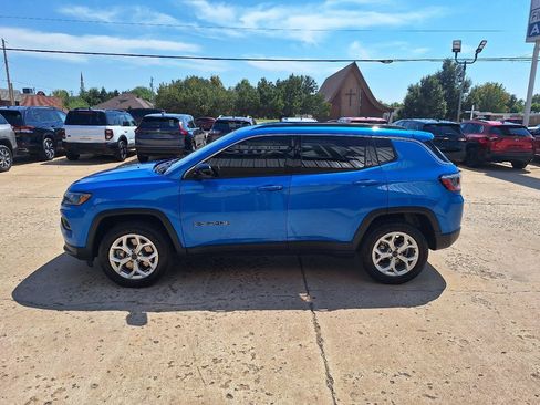 Used 2025 Jeep Compass Latitude AWD/4WD image 4