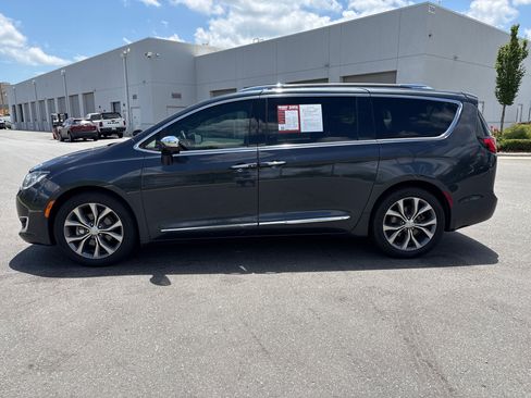 Used 2020 Chrysler Pacifica Limited w/ Tire & Wheel Group FWD image 6