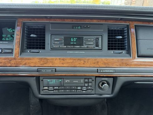 Used 1994 Lincoln Town Car Signature RWD image 21