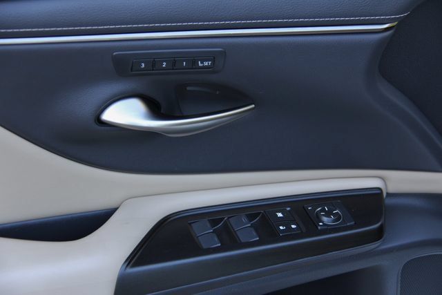 Used 2019 Lexus ES 350 w/ Accessory Package FWD image 16