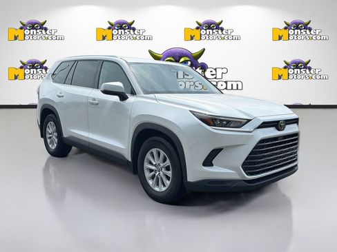 Used 2024 Toyota Grand Highlander AWD image 3