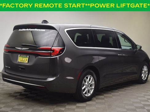 Used 2023 Chrysler Pacifica Touring-L image 7