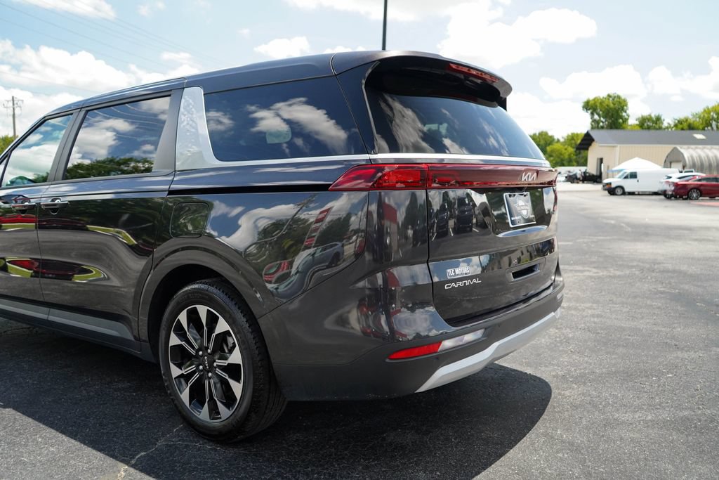 Used 2024 Kia Carnival EX FWD image 22