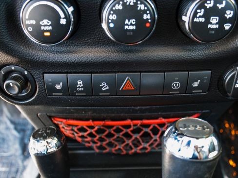 Used 2017 Jeep Wrangler Unlimited Rubicon AWD/4WD image 19