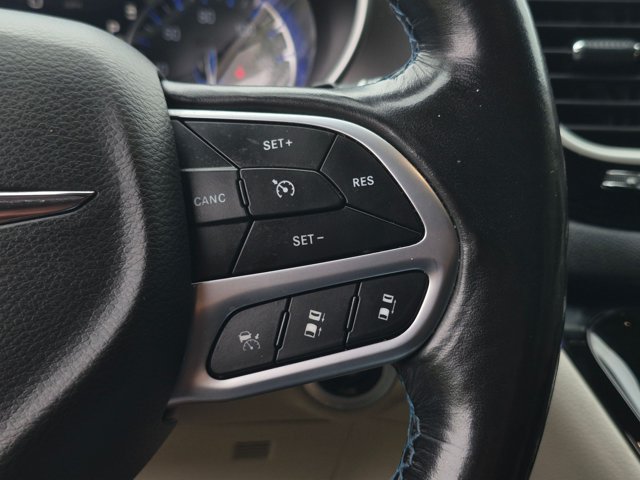 Used 2021 Chrysler Pacifica Touring-L FWD image 11