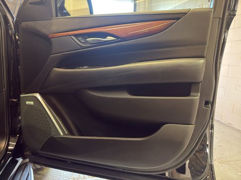 Used 2016 Cadillac Escalade Luxury AWD/4WD image 23