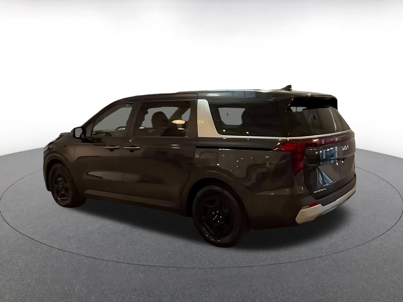 Used 2026 Kia Carnival FWD image 9