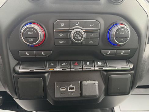 Used 2022 Chevrolet Silverado 1500 LT AWD/4WD image 19