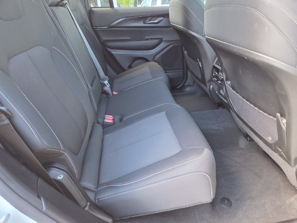 Used 2025 Jeep Grand Cherokee Laredo RWD image 18