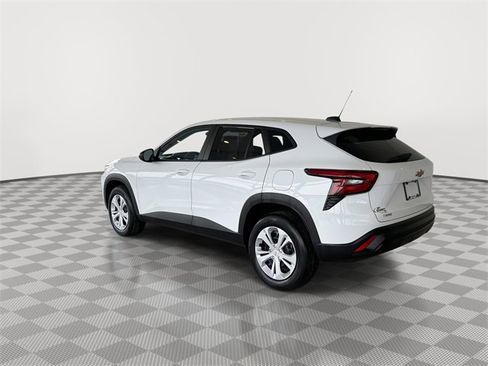 Certified 2025 Chevrolet Trax LS image 7