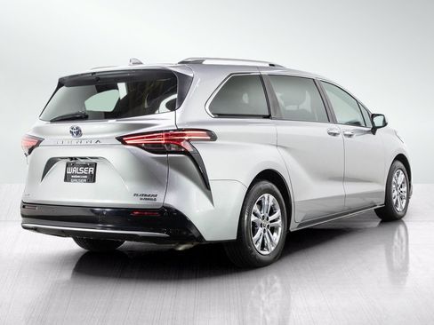 Used 2024 Toyota Sienna Platinum AWD/4WD image 5