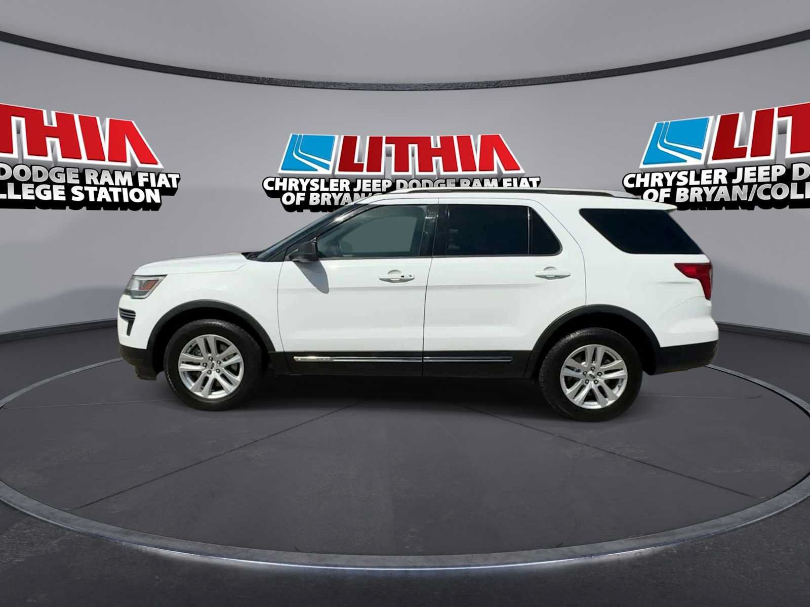 Used 2018 Ford Explorer XLT AWD/4WD image 5