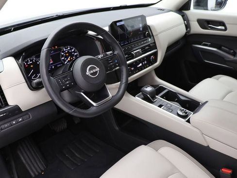 Used 2024 Nissan Pathfinder SL w/ Black Appearance Package image 13