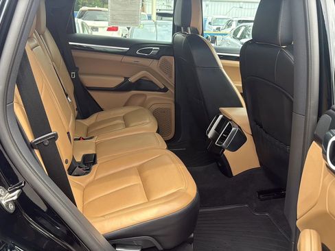 Used 2017 Porsche Cayenne w/ Premium Package image 9