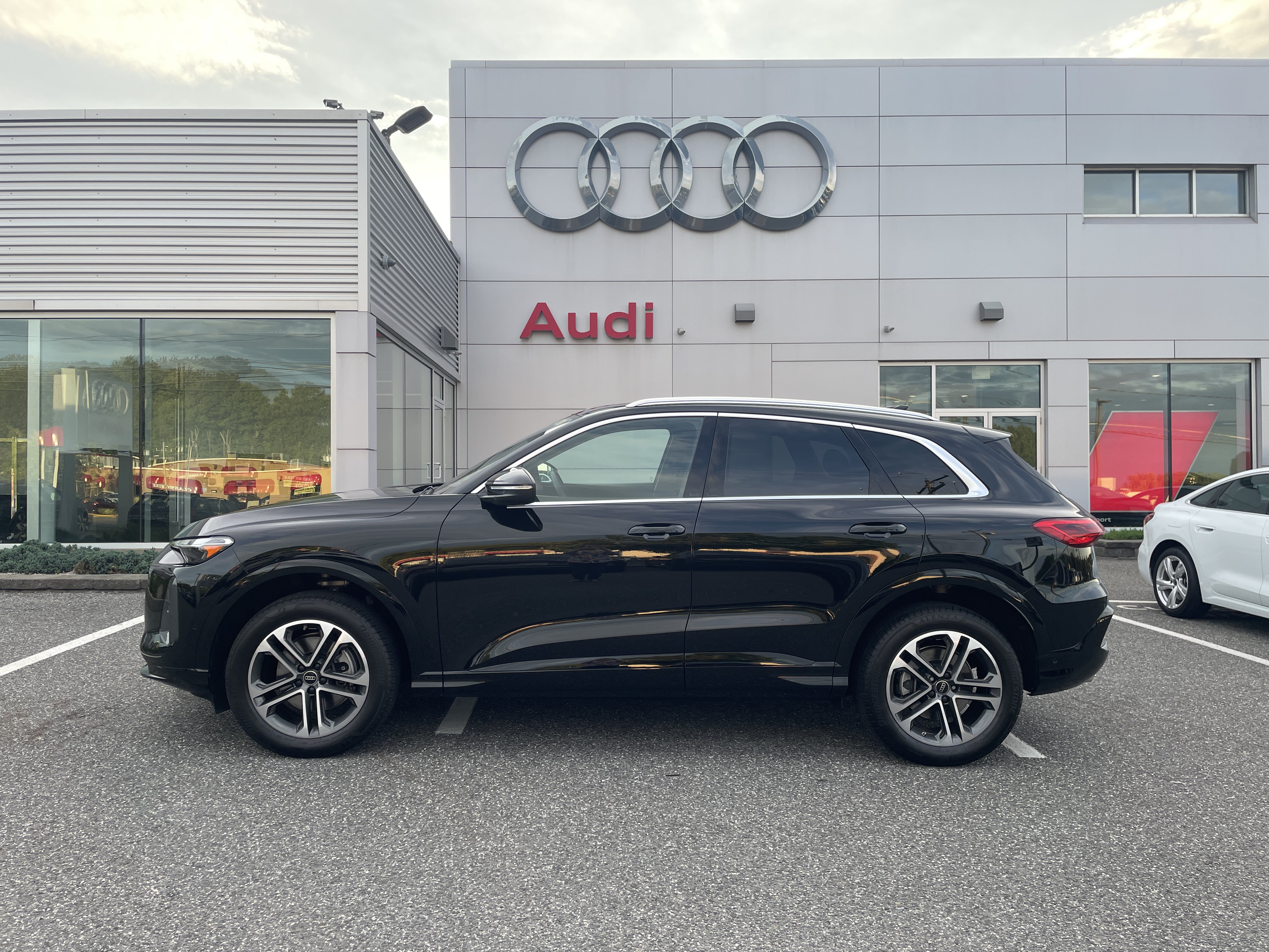 Certified 2025 Audi Q5 Premium w/ Convenience Package AWD/4WD image 4