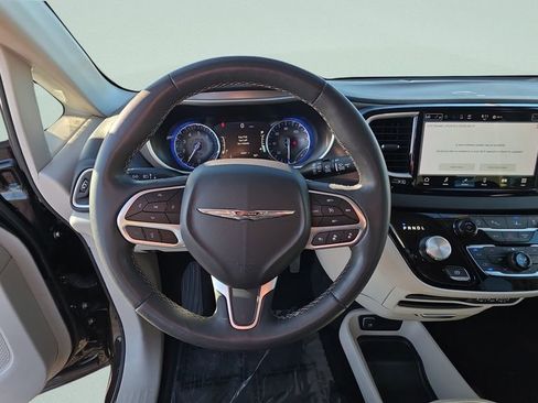Used 2023 Chrysler Pacifica Touring-L image 15
