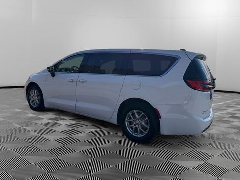 Used 2024 Chrysler Pacifica Touring-L image 5