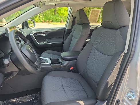 Used 2025 Toyota RAV4 XLE w/ Convenience Package image 17