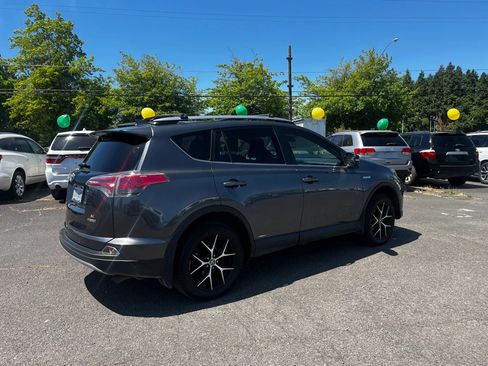 Used 2018 Toyota RAV4 SE AWD/4WD image 3