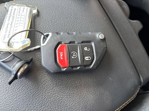 Used 2025 Jeep Wrangler Unlimited Sahara AWD/4WD image 21