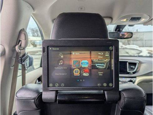 Used 2018 Chrysler Pacifica Touring-L Plus image 18