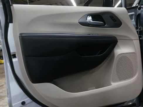 Used 2024 Chrysler Pacifica Touring-L image 31