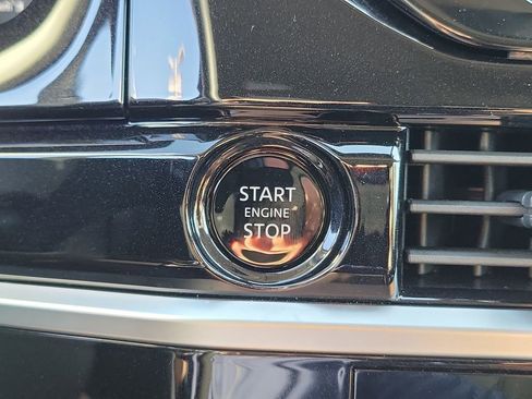 Used 2025 Nissan Pathfinder SV image 8