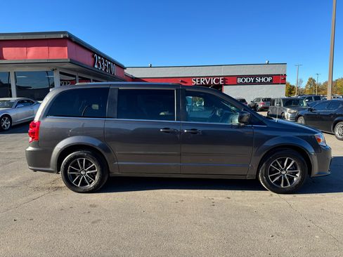 Used 2017 Dodge Grand Caravan SXT image 2