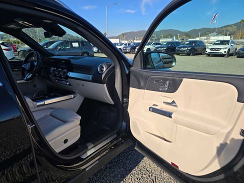 Used 2025 Mercedes-Benz GLB 250 4MATIC image 12