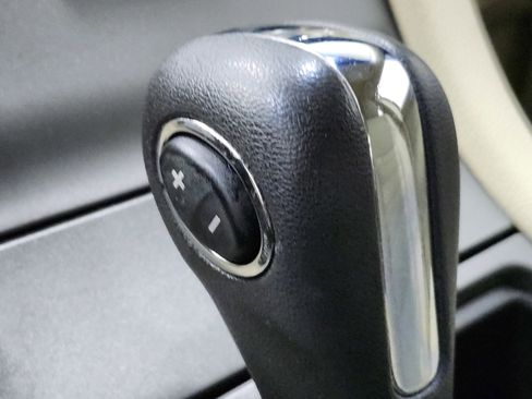 Used 2016 Ford Taurus SE image 8