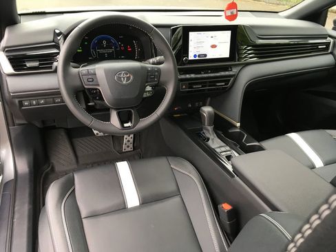 Used 2025 Toyota Camry SE AWD/4WD image 23