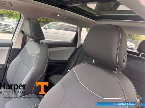Used 2024 Volkswagen Taos SE w/ Panoramic Sunroof Package AWD/4WD image 12