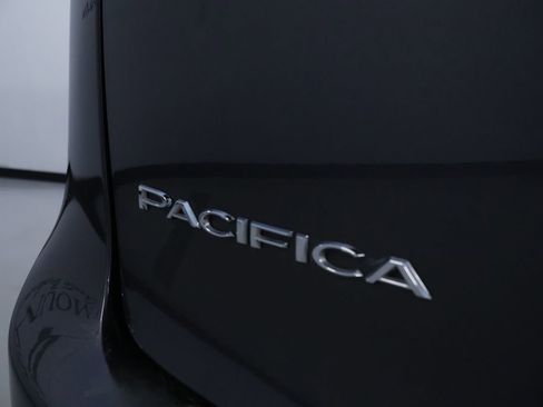 Used 2023 Chrysler Pacifica Touring-L image 10