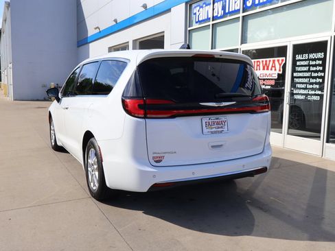 Used 2024 Chrysler Pacifica Touring-L FWD image 8