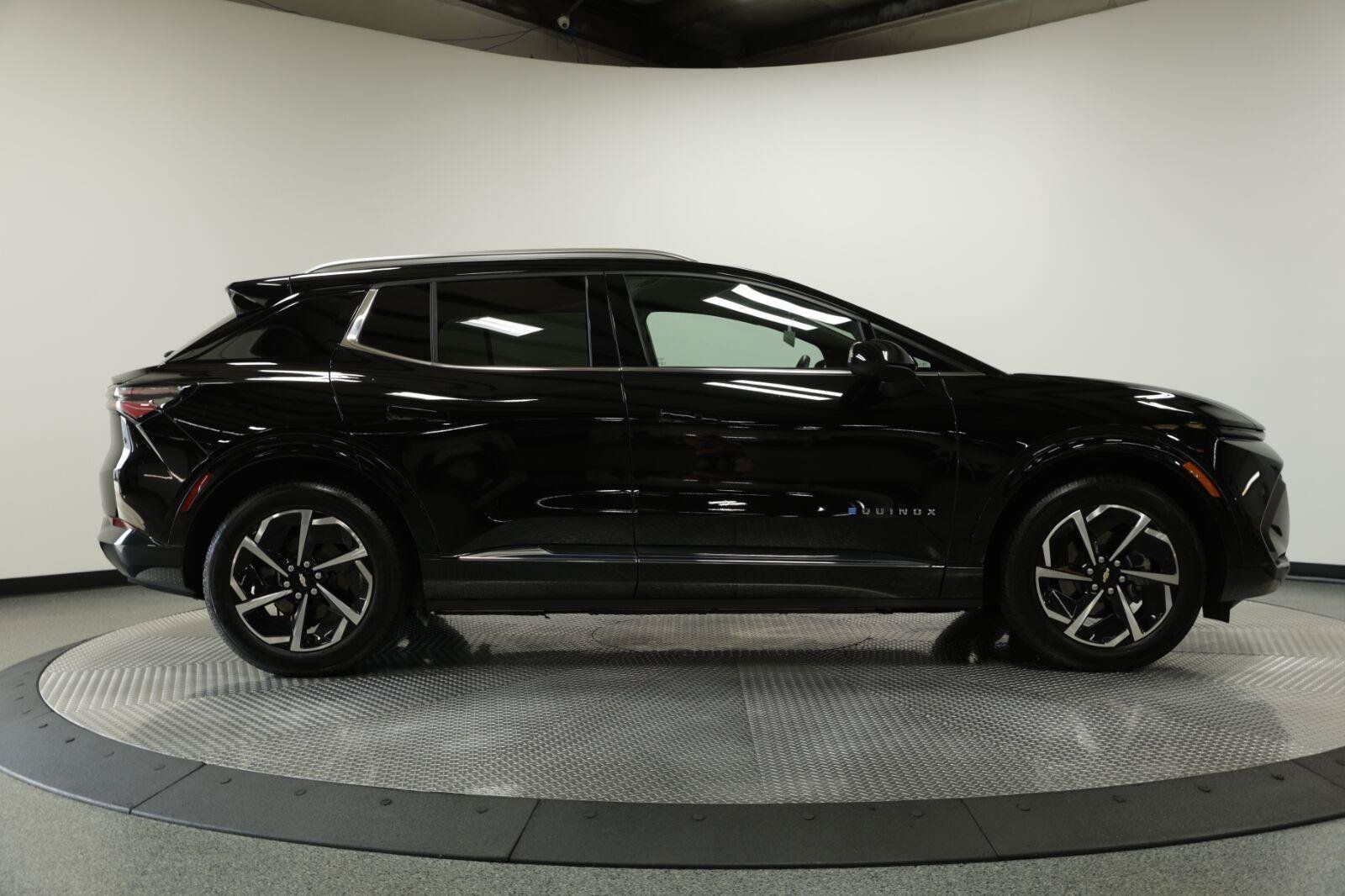 Certified 2025 Chevrolet Equinox EV LT w/ Convenience Package FWD image 9