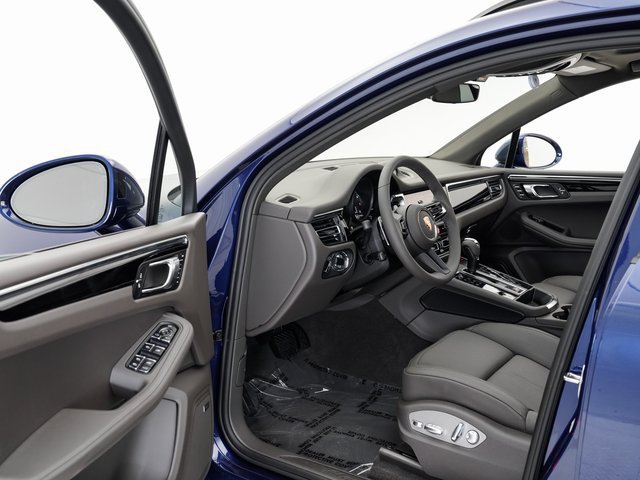 Certified 2025 Porsche Macan AWD/4WD image 7
