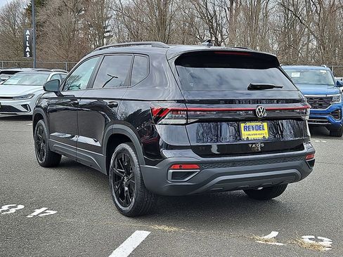 New 2026 Volkswagen Taos SE FWD image 5