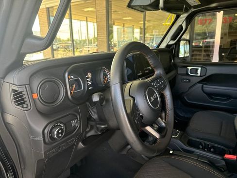 Used 2024 Jeep Gladiator Mojave w/ Technology Group AWD/4WD image 9