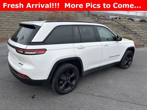 Used 2023 Jeep Grand Cherokee Limited w/ Black Appearance Package image 9