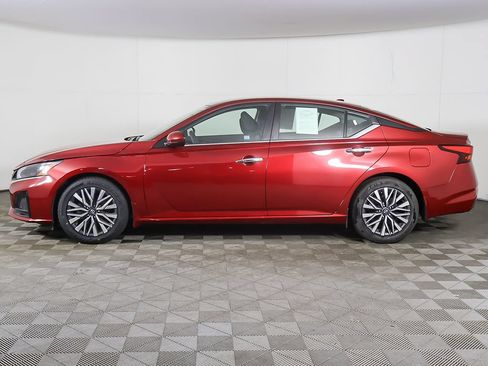 Used 2023 Nissan Altima 2.5 SV FWD image 14
