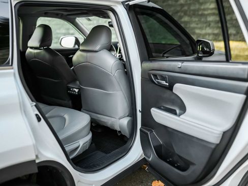 Certified 2023 Toyota Highlander XLE image 18