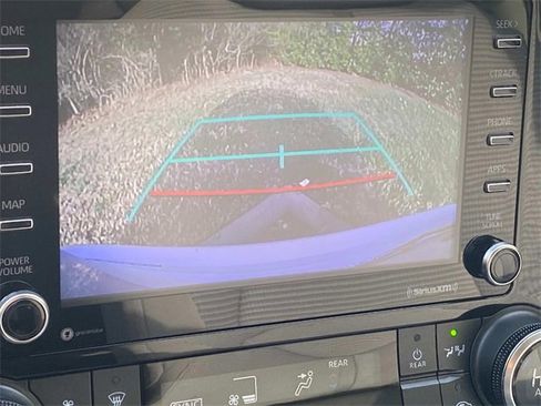 Used 2020 Toyota Highlander L w/ Phone Cable & Charge Package image 25