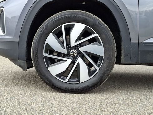 Used 2025 Volkswagen Atlas SE image 9