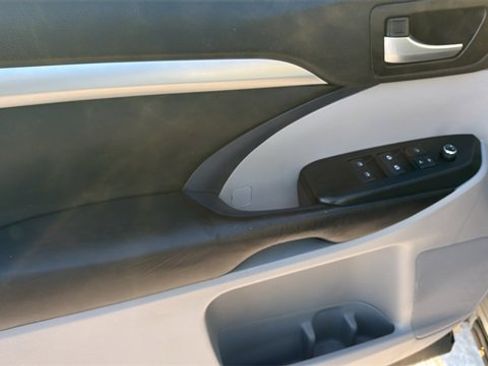 Used 2017 Toyota Highlander XLE image 22