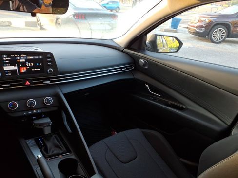 Used 2025 Hyundai Elantra SE FWD image 14