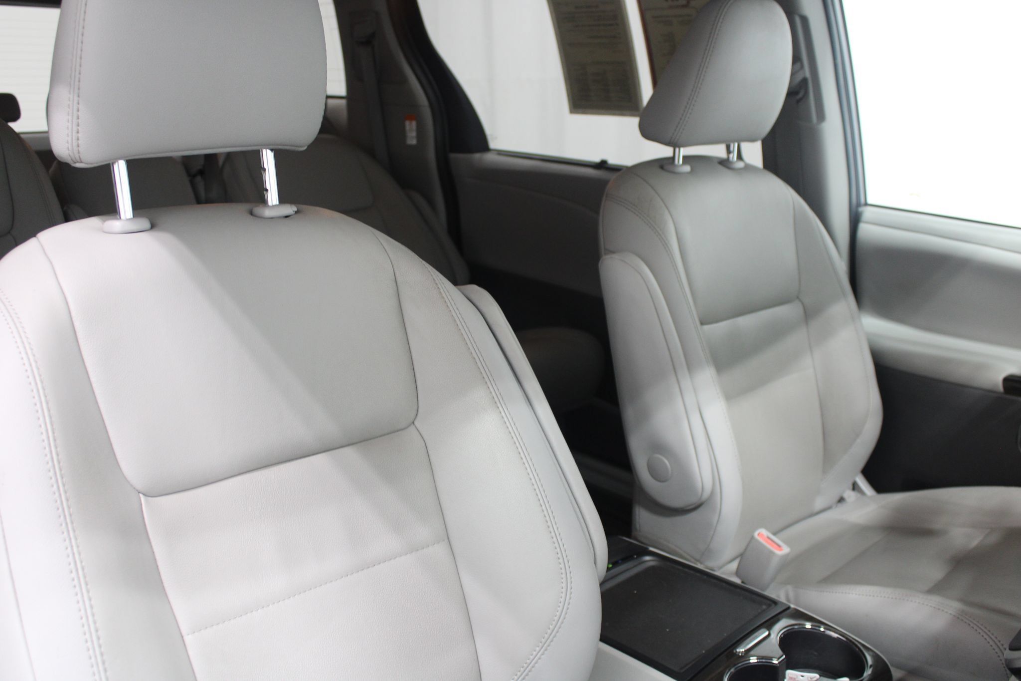 Used 2020 Toyota Sienna XLE w/ XLE Navigation Package FWD image 24