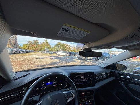 Used 2025 Volkswagen Jetta SE image 33